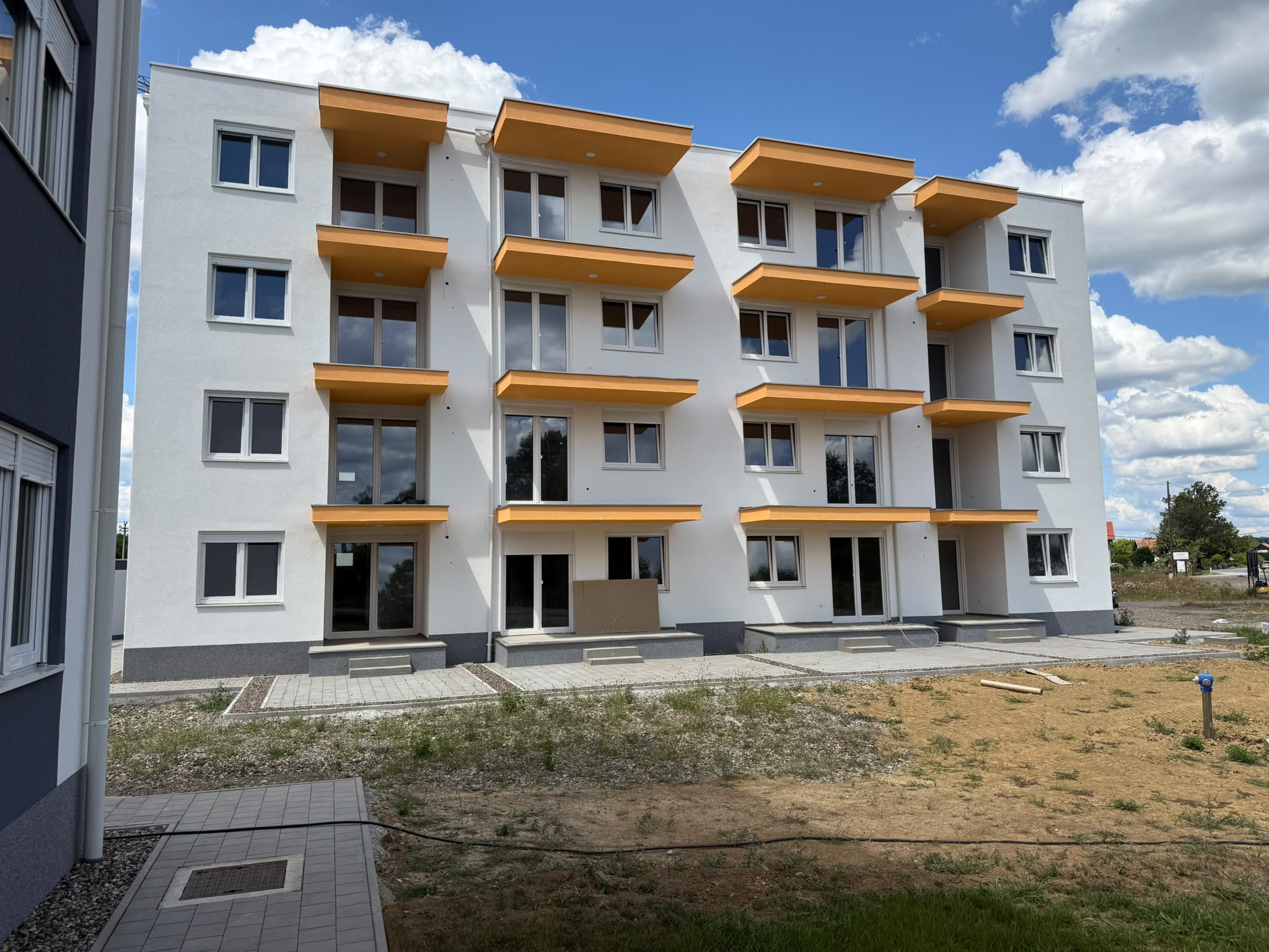 Swiss Park Odžak — prednja fasada sa balkonima